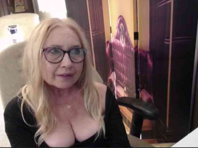 BlondeSofia webcam
