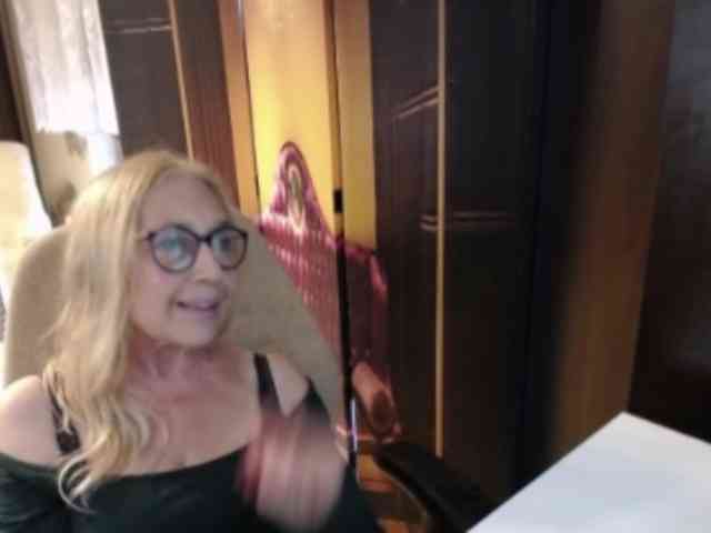 BlondeSofia webcam