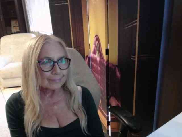 BlondeSofia webcam