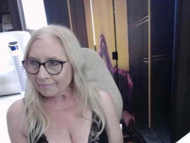 BlondeSofia webcam