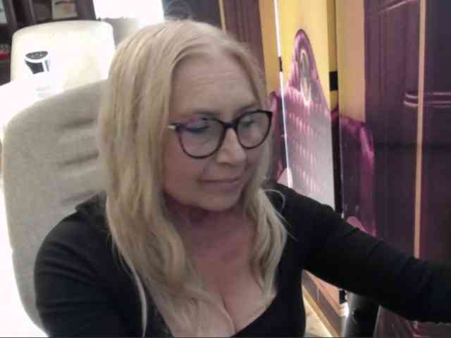 BlondeSofia webcam