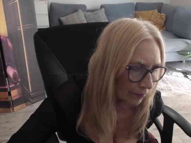 BlondeSofia webcam
