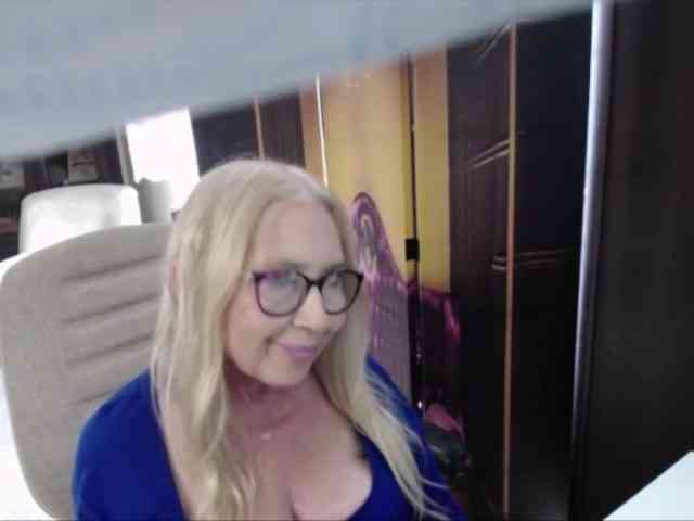 BlondeSofia webcam
