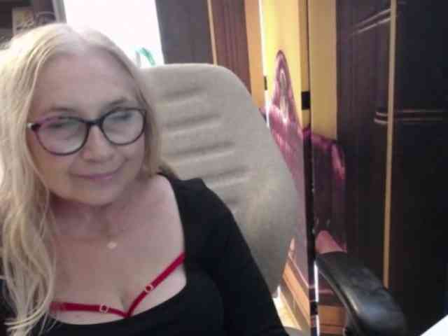 BlondeSofia webcam