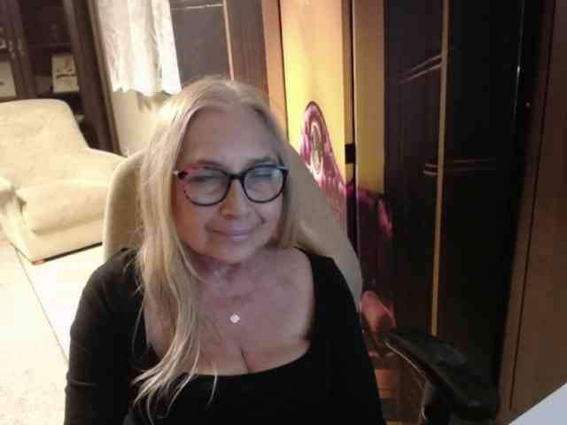 BlondeSofia webcam