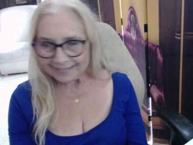 BlondeSofia webcam