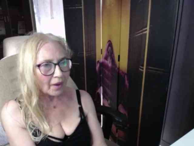 BlondeSofia webcam