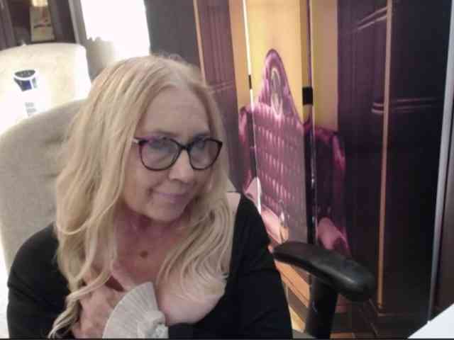 BlondeSofia webcam