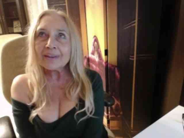 BlondeSofia webcam