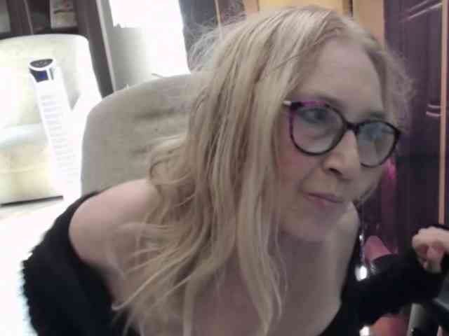 BlondeSofia webcam