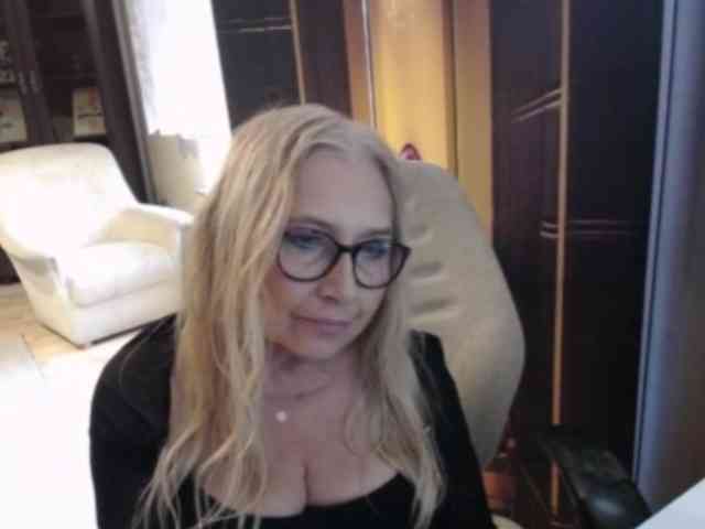 BlondeSofia webcam