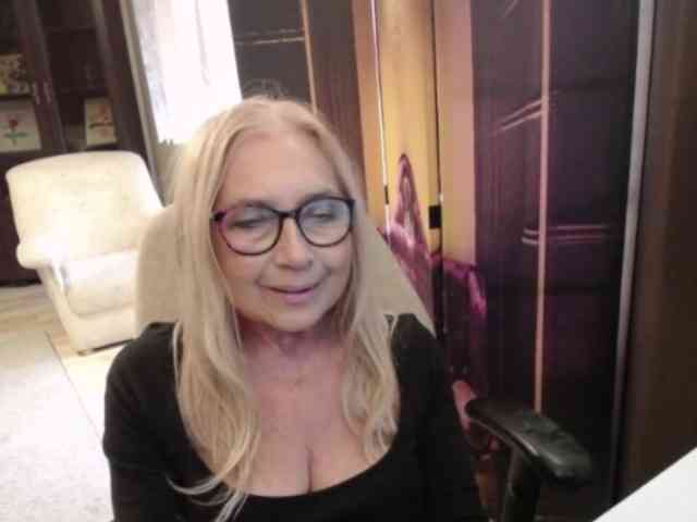 BlondeSofia webcam