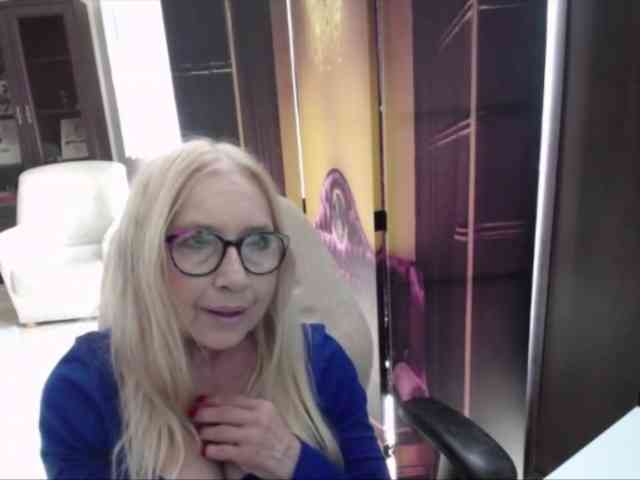 BlondeSofia webcam