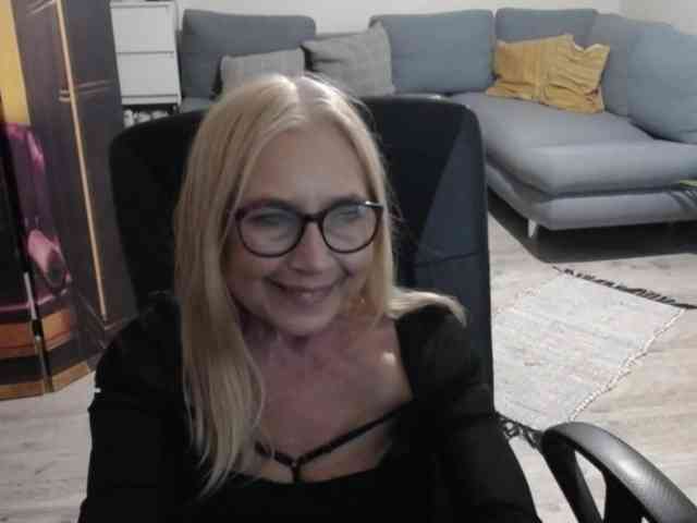 BlondeSofia webcam