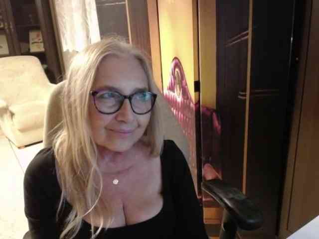BlondeSofia webcam