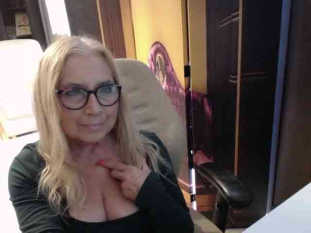 BlondeSofia webcam