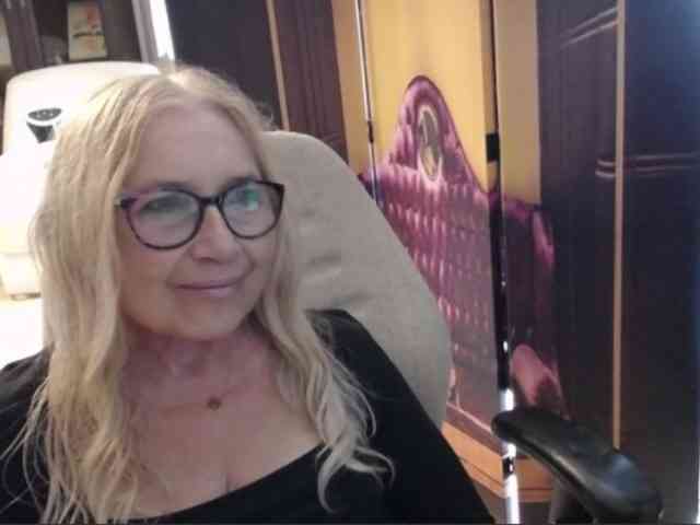 BlondeSofia webcam