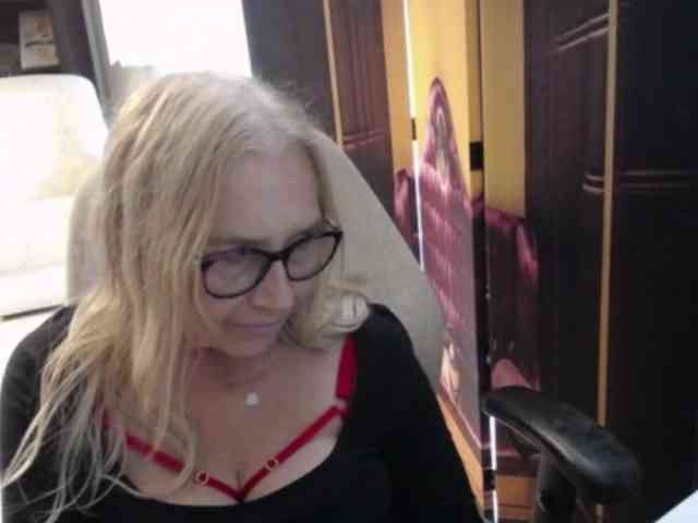 BlondeSofia webcam