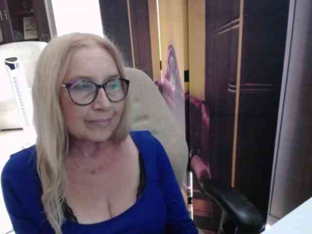 BlondeSofia webcam