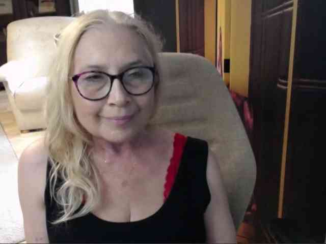 BlondeSofia webcam