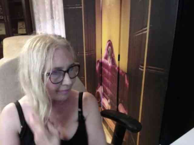 BlondeSofia webcam