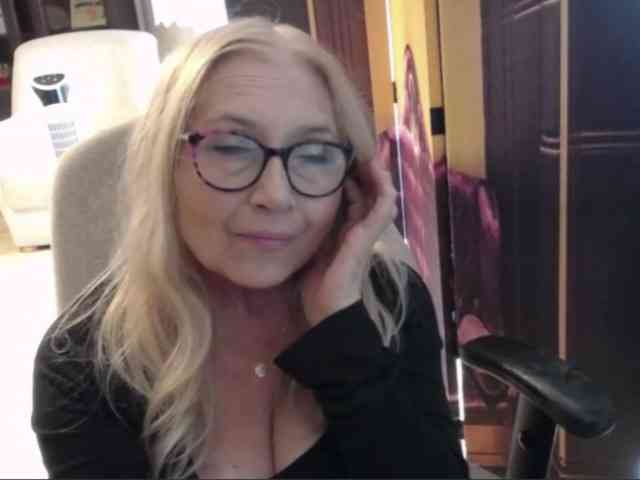 BlondeSofia webcam