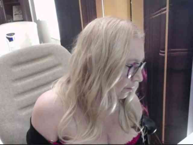 BlondeSofia webcam