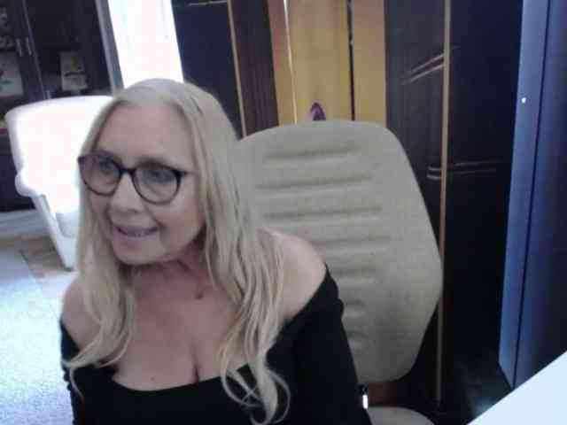 BlondeSofia webcam
