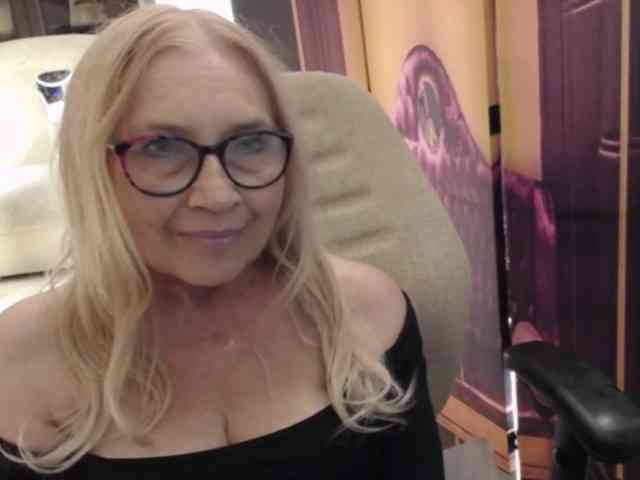 BlondeSofia webcam