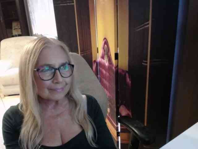 BlondeSofia webcam