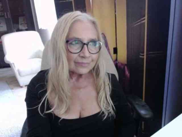 BlondeSofia webcam