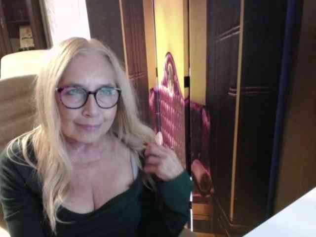BlondeSofia webcam