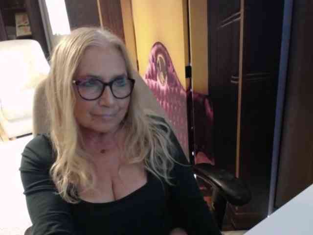 BlondeSofia webcam