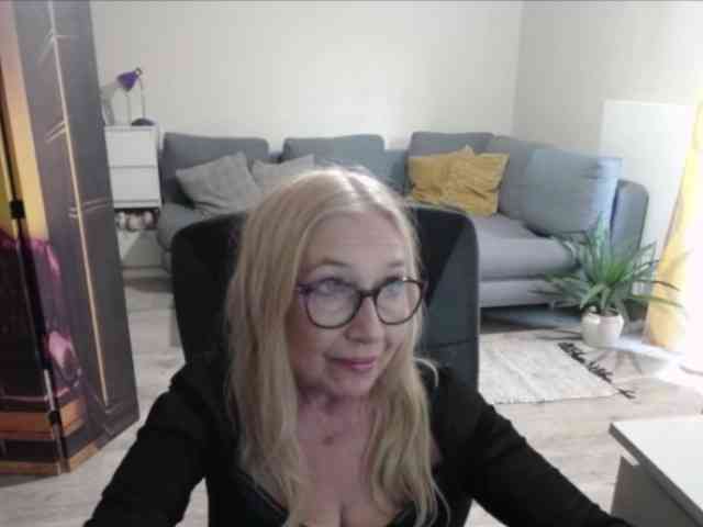 BlondeSofia webcam