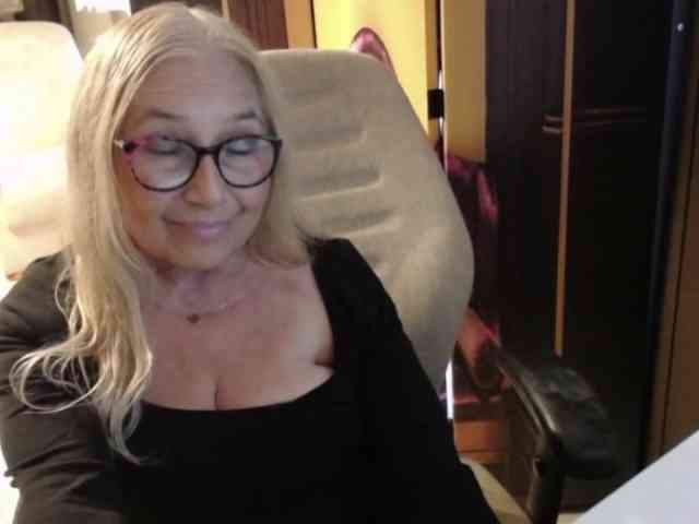 BlondeSofia webcam