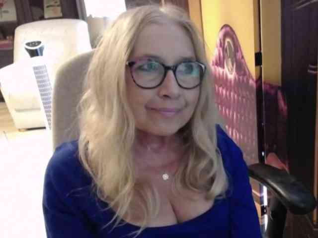 BlondeSofia webcam