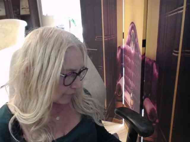BlondeSofia webcam