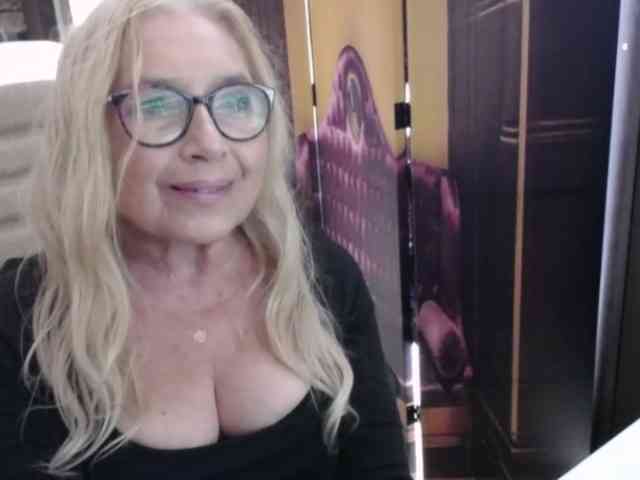 BlondeSofia webcam