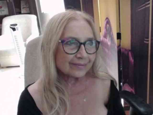 BlondeSofia webcam