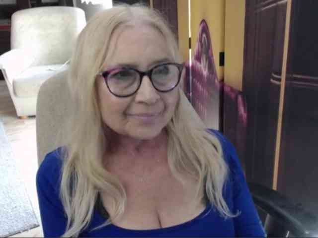 BlondeSofia webcam