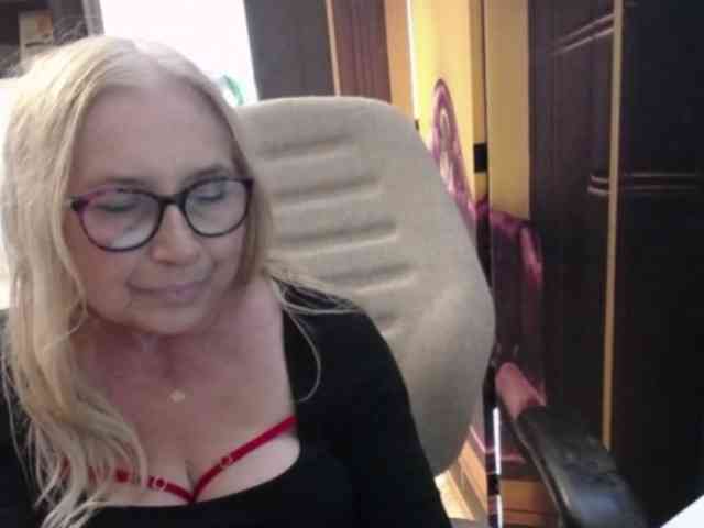 BlondeSofia webcam