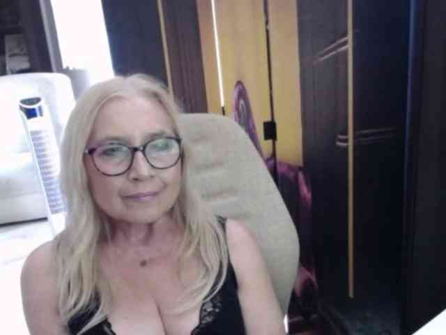 BlondeSofia webcam
