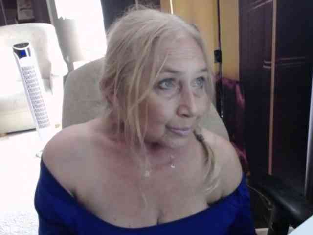 BlondeSofia webcam