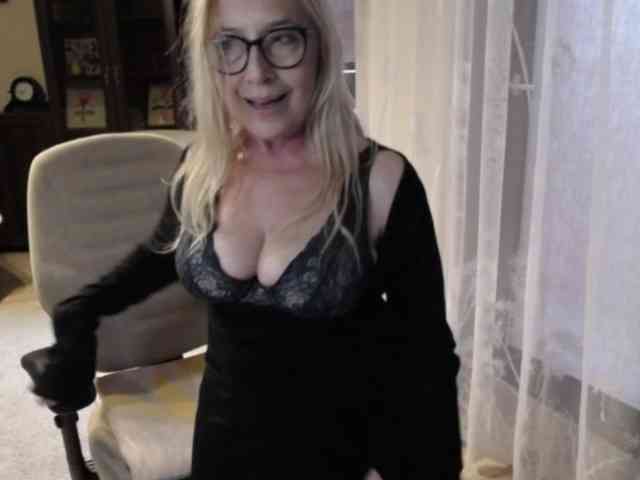 BlondeSofia webcam