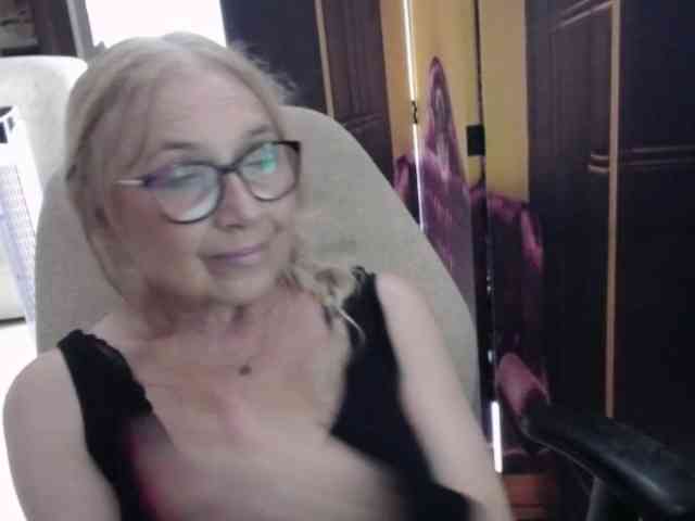 BlondeSofia webcam