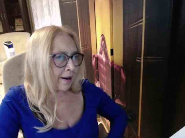 BlondeSofia webcam