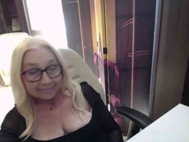 BlondeSofia webcam