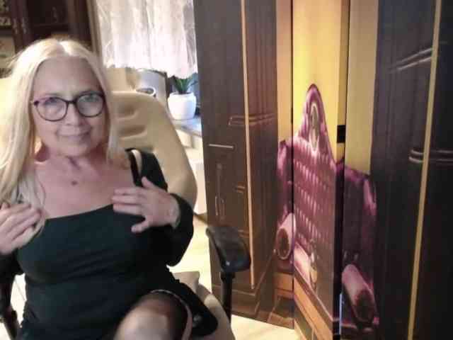 BlondeSofia webcam