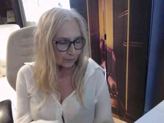 BlondeSofia webcam