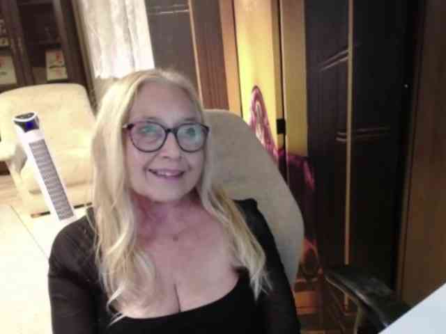BlondeSofia webcam